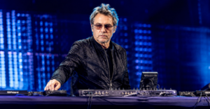 Jean Michel Jarre : le pionnier de la musique électronique qui a transformé les concerts modernes