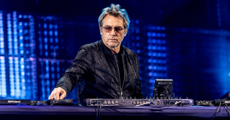 Jean Michel Jarre : le pionnier de la musique électronique qui a transformé les concerts modernes